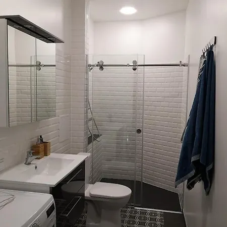 Light Modern Next To Center And It Business District 아파트 *